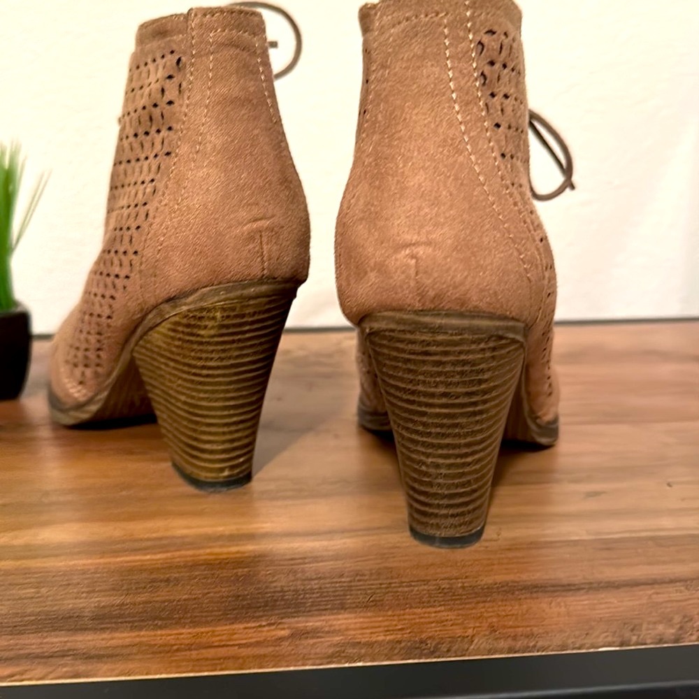 Mia booties - Picture 2 of 3